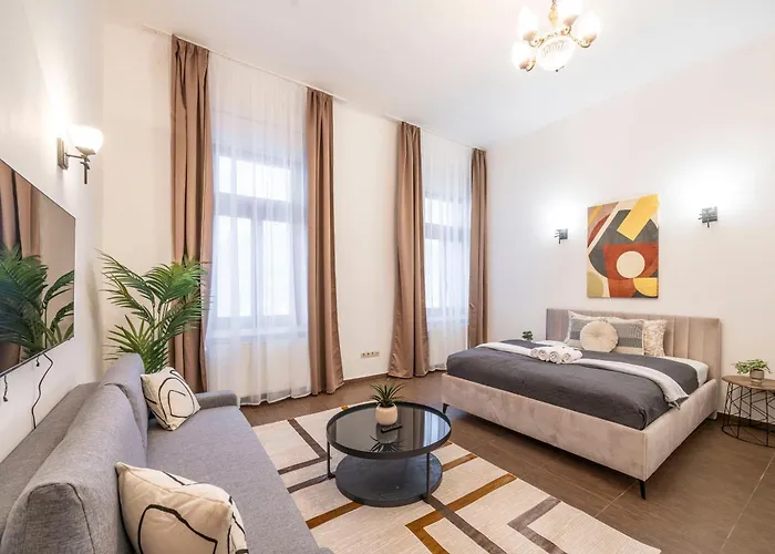 Deluxe & Cozy Central Located Joseph Boulevard Apartment