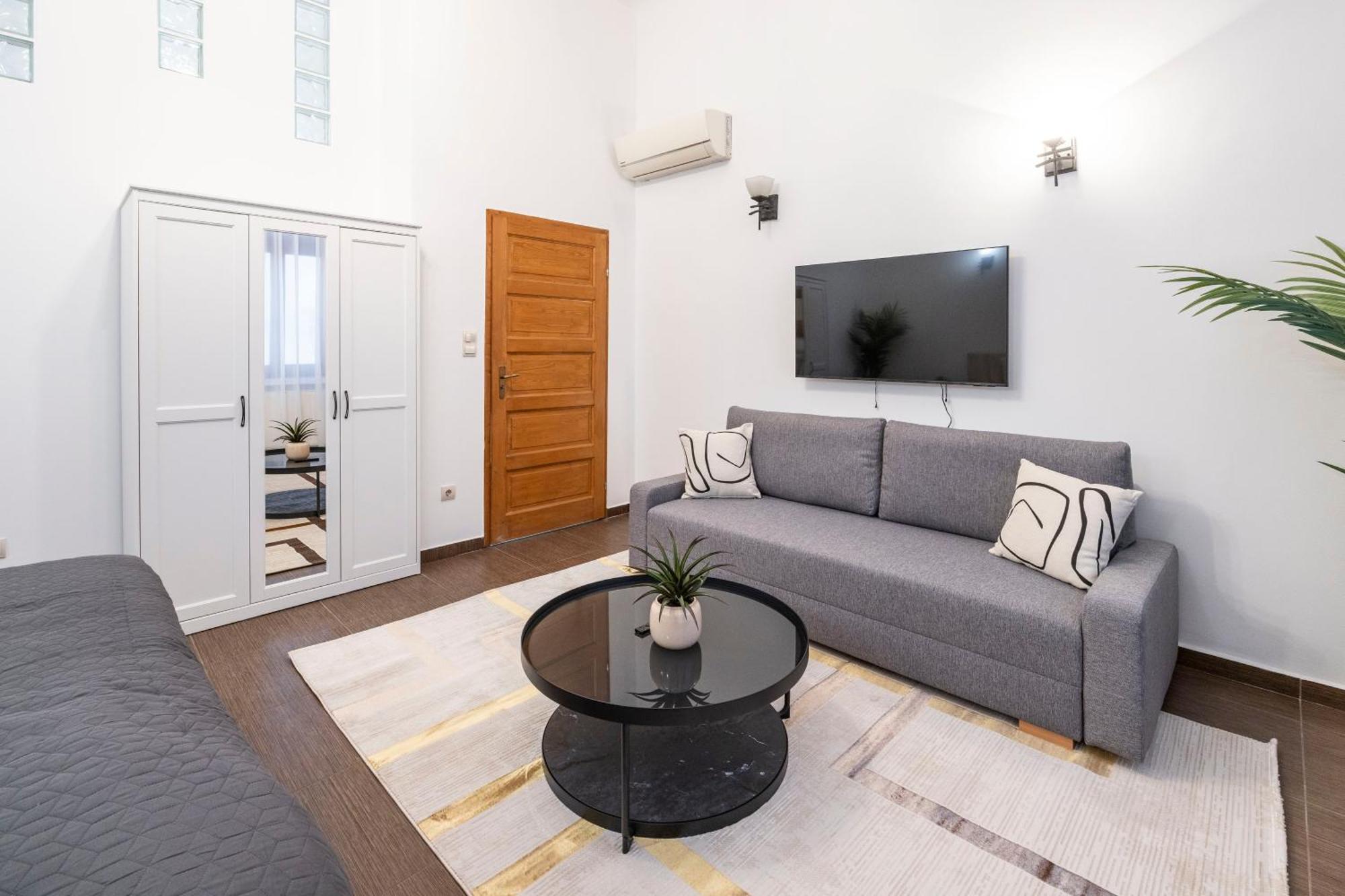 Deluxe & Cozy Located Joseph Boulevard