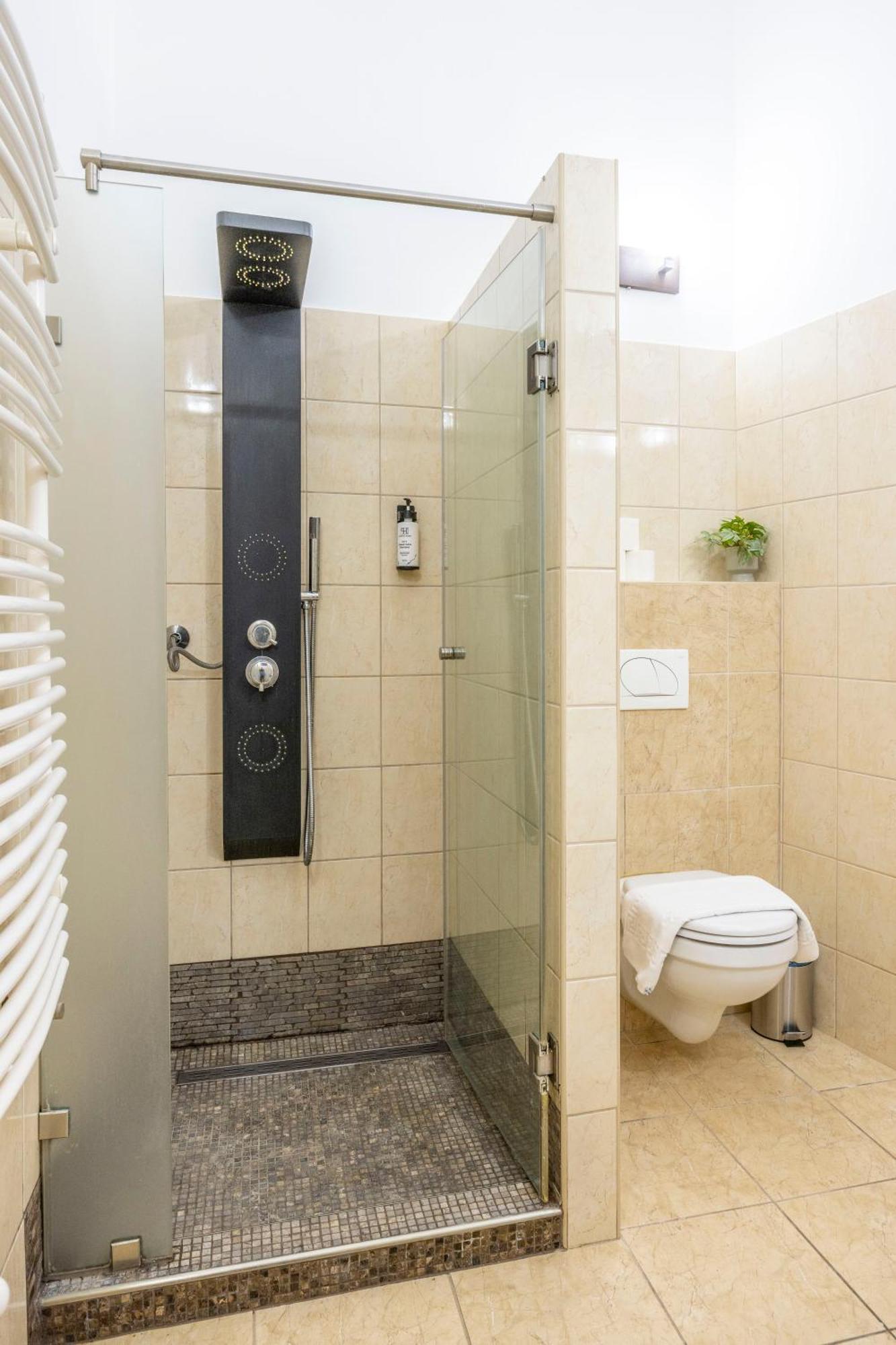 Deluxe & Cozy Located Joseph Boulevard